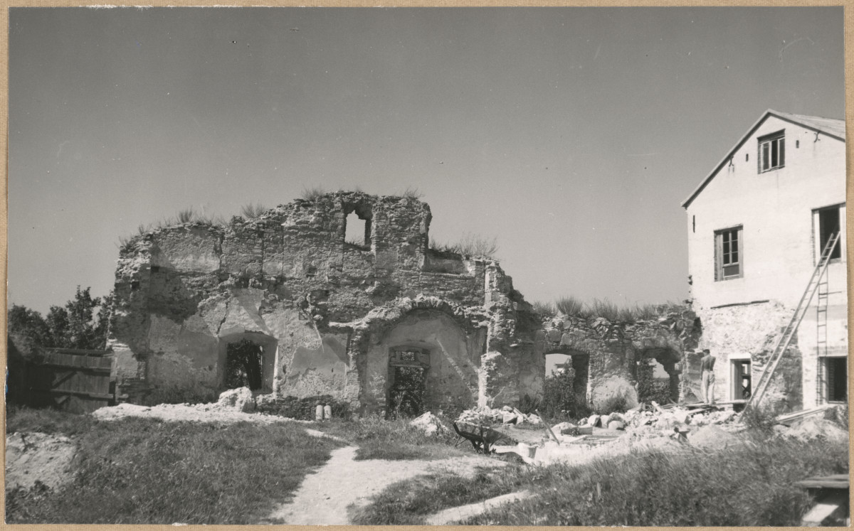 Zespół klasztorny - fragment ruin zabudowań 

 , skan 1