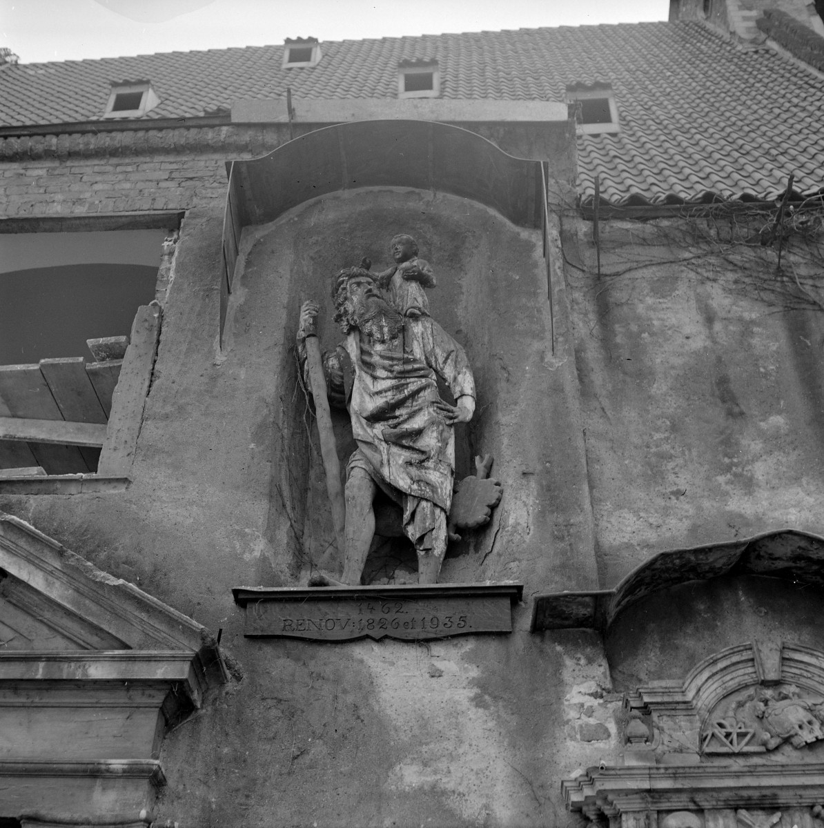 kościół pw. św. Krzysztofa, 1506 r.  - elewacja boczna - figura św. Krzysztofa, r 1462, skan 1