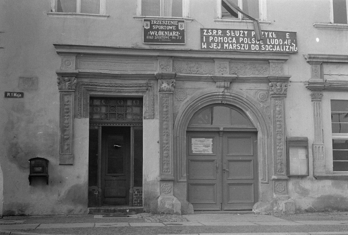 rynek - kamienica - portale renesansowe, skan 1