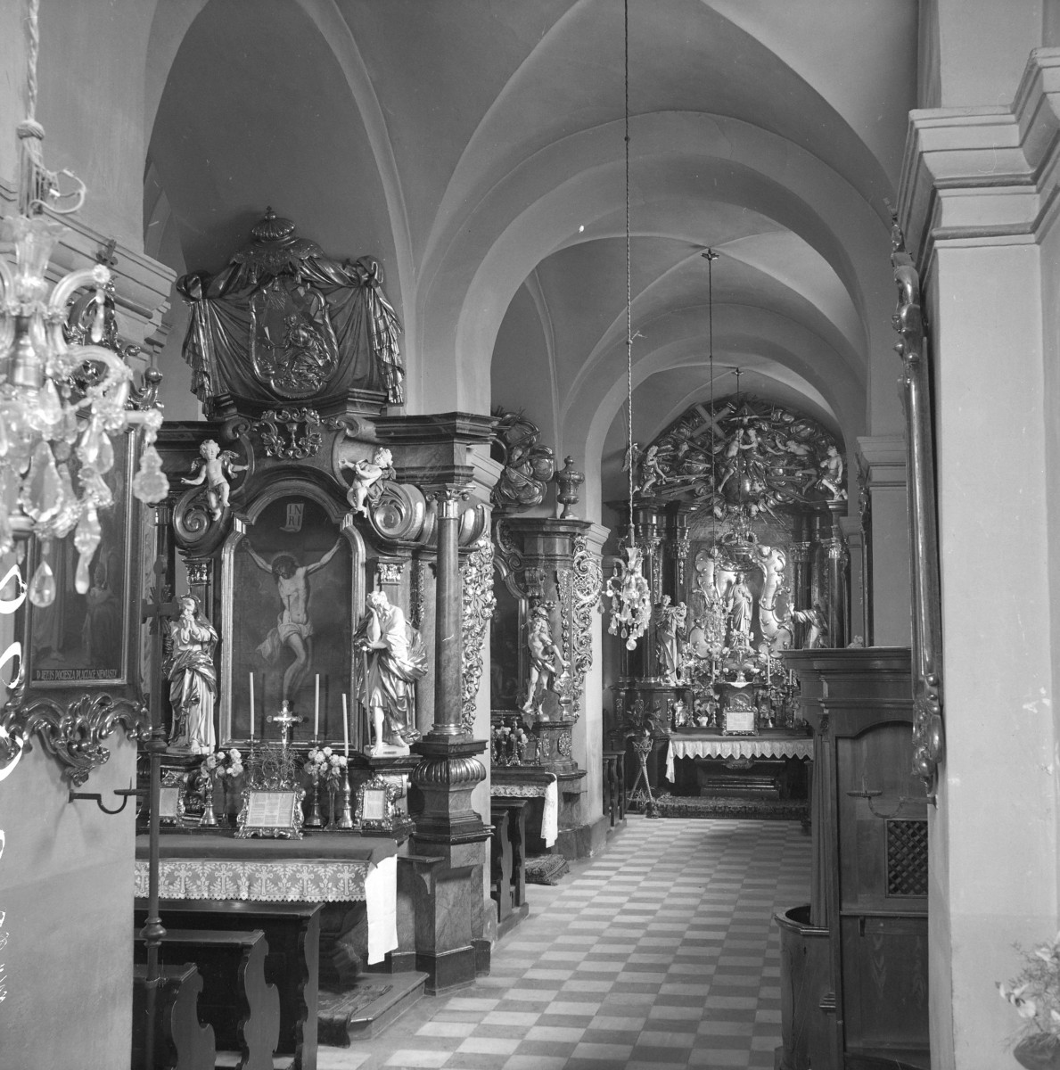 kościół, ob. parafialny pw. Matki Boskiej Bolesnej i Św. Wojciecha - wnętrze: widok nawy bocznej prawej, skan 1