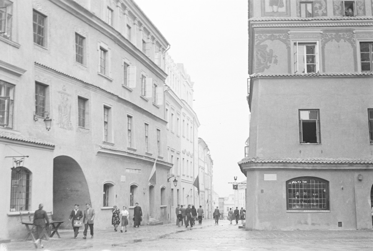 kamienice na rogu rynku przy ul. Grodzkiej i ul. Rybnej, widoczna Brama Rybna, skan 1