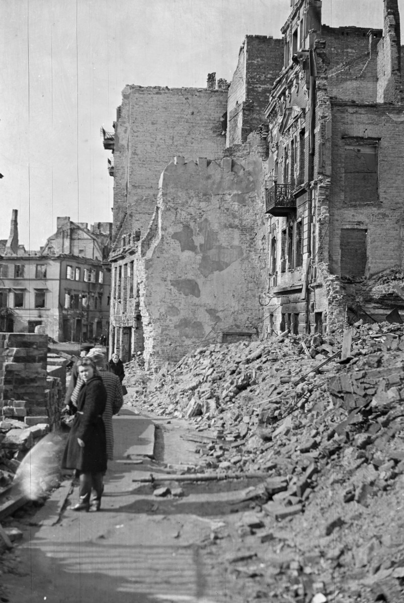 Widok na zrujnowane budynki w miejscu obecnego barbakanu., skan 1