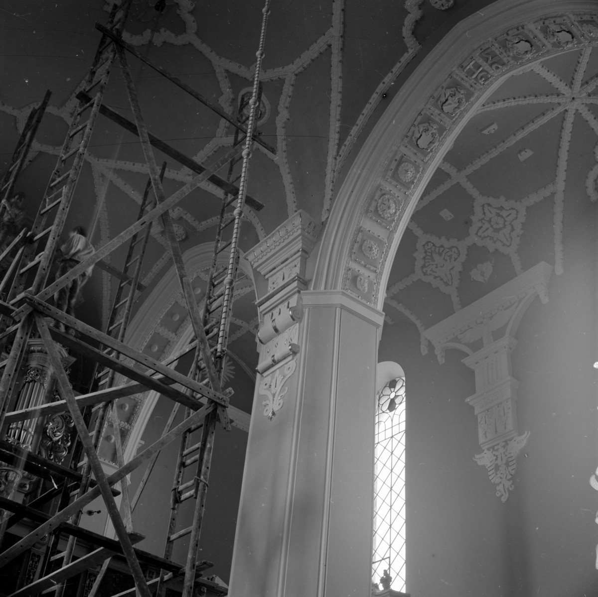 kościół św. Stanisława Biskupa- wnętrze, prezbiterium fragment sklepienia i filar międzynawowy, skan 1