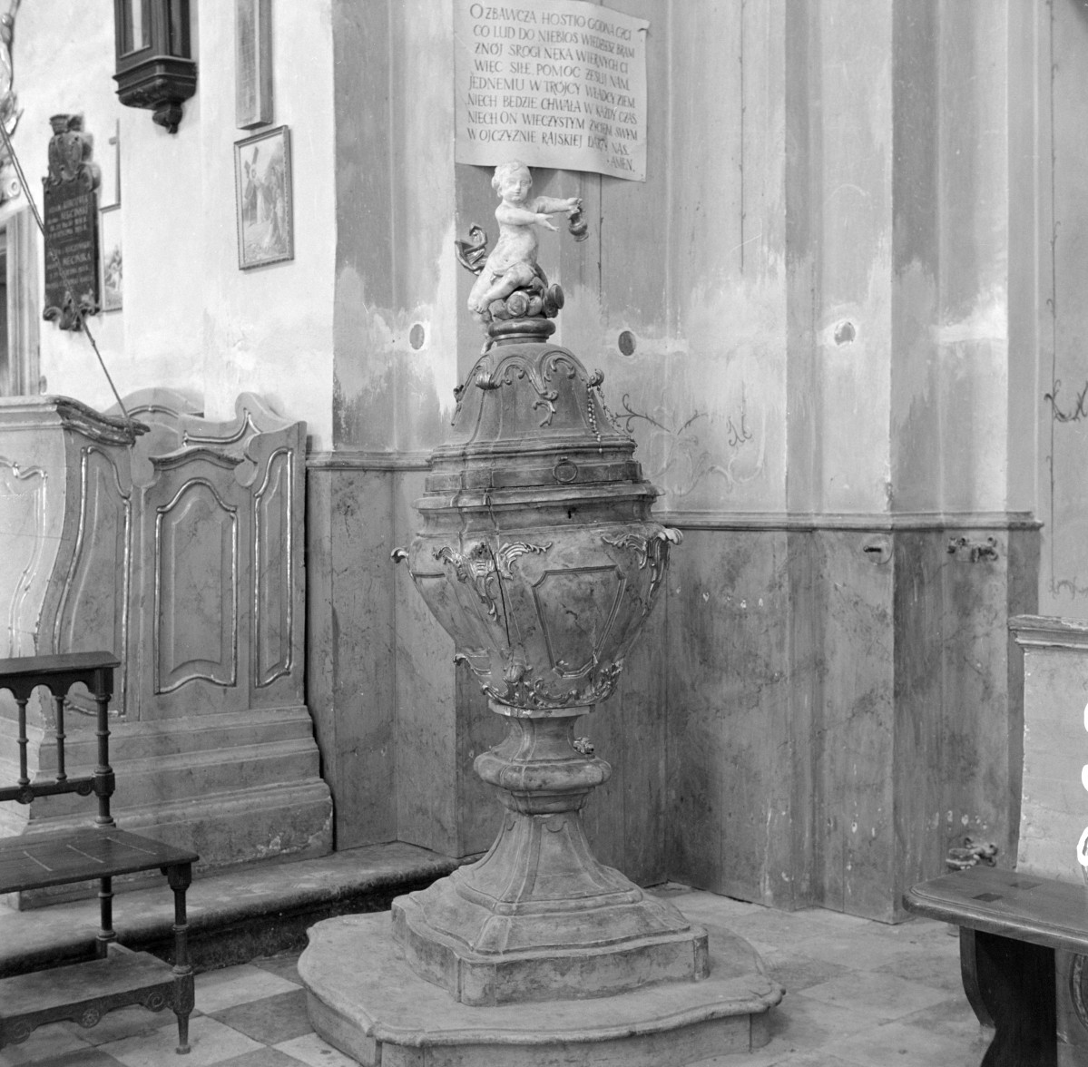 kościół parafialny pw. św. Marii Magdaleny - wnętrze: chrzcielnica, skan 1
