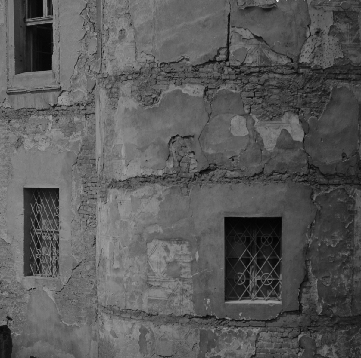 zamek Oppersdorffów - zamek górny - skrzydło południowe - elewacja zewnetrzna - fragment z wieżą z sgrafitto, skan 1