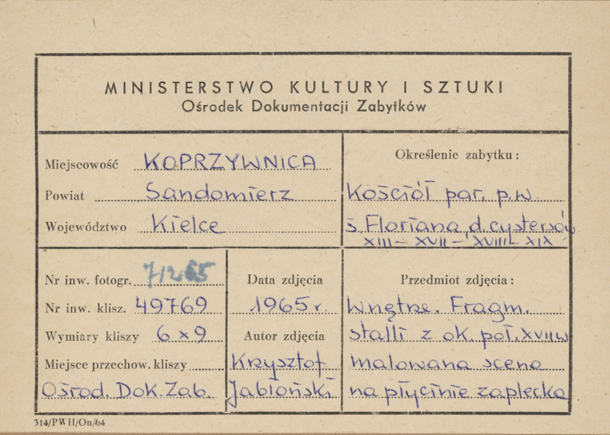 Zespół klasztorny - kościół, wnętrze, fragment stalli - malowana scena na płycinie zaplecka  - metryczka, skan 1