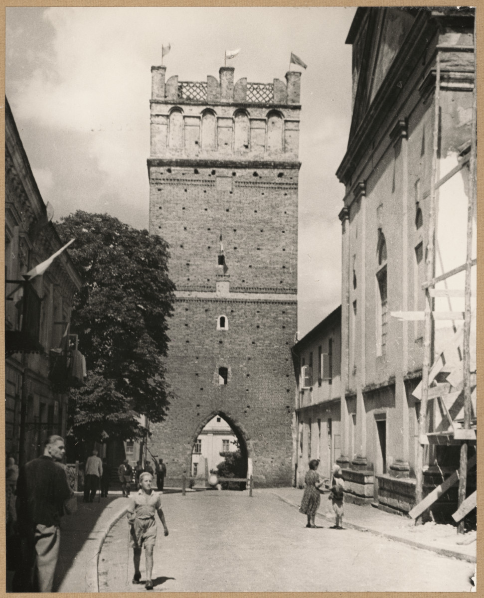 Brama Opatowska - widok ogólny od strony płd. , skan 1