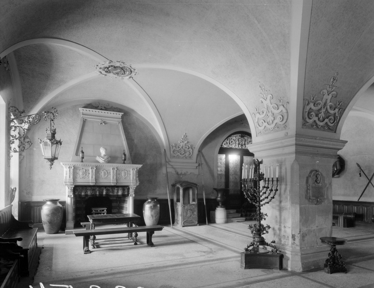 zamek magnacki Lubomirskich i Potockich - wnętrze - parter - Hol - przedsionek, skan 1