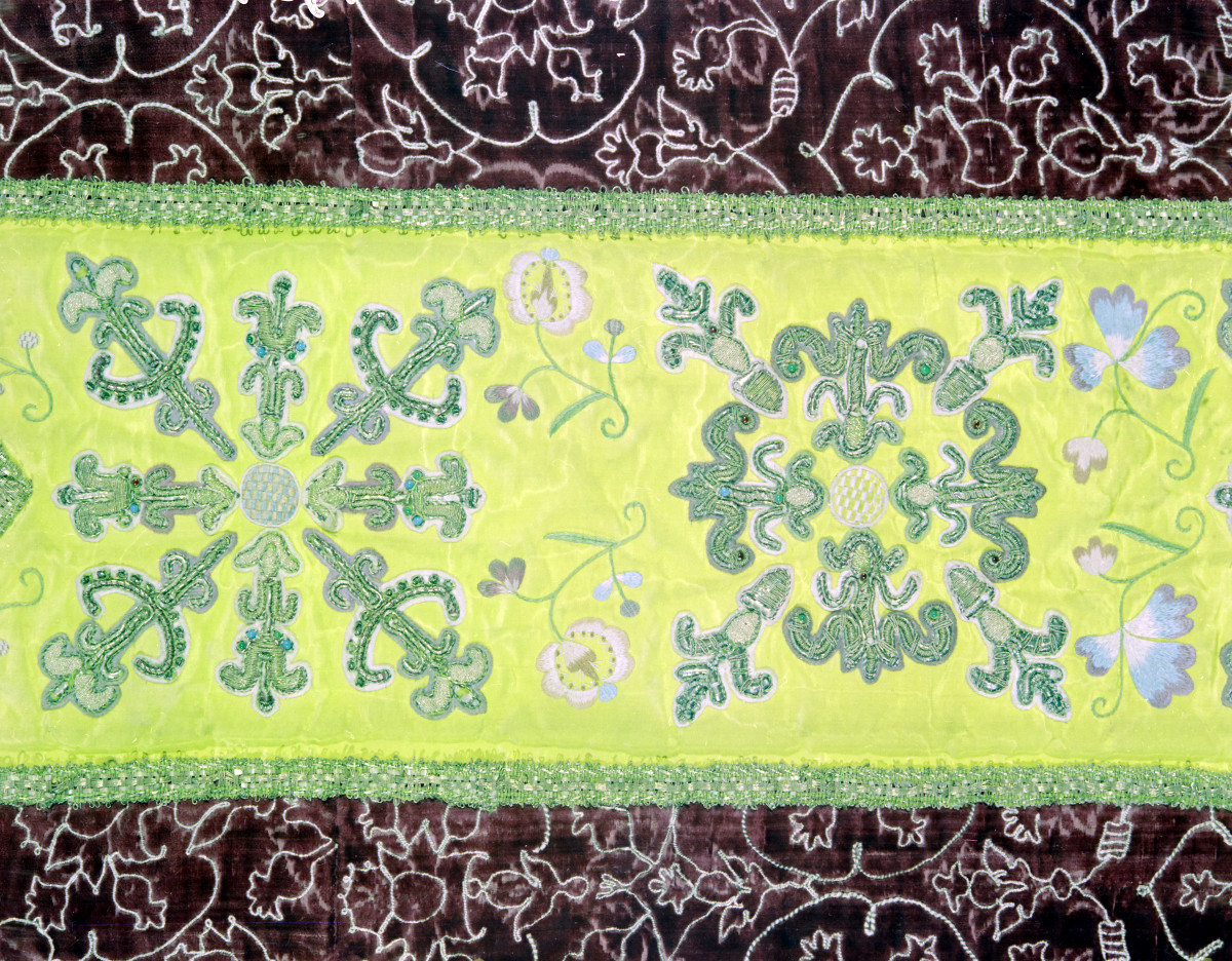 klasztor Benedyktynek - zbiory - ornat haftowany - fragment, skan 1