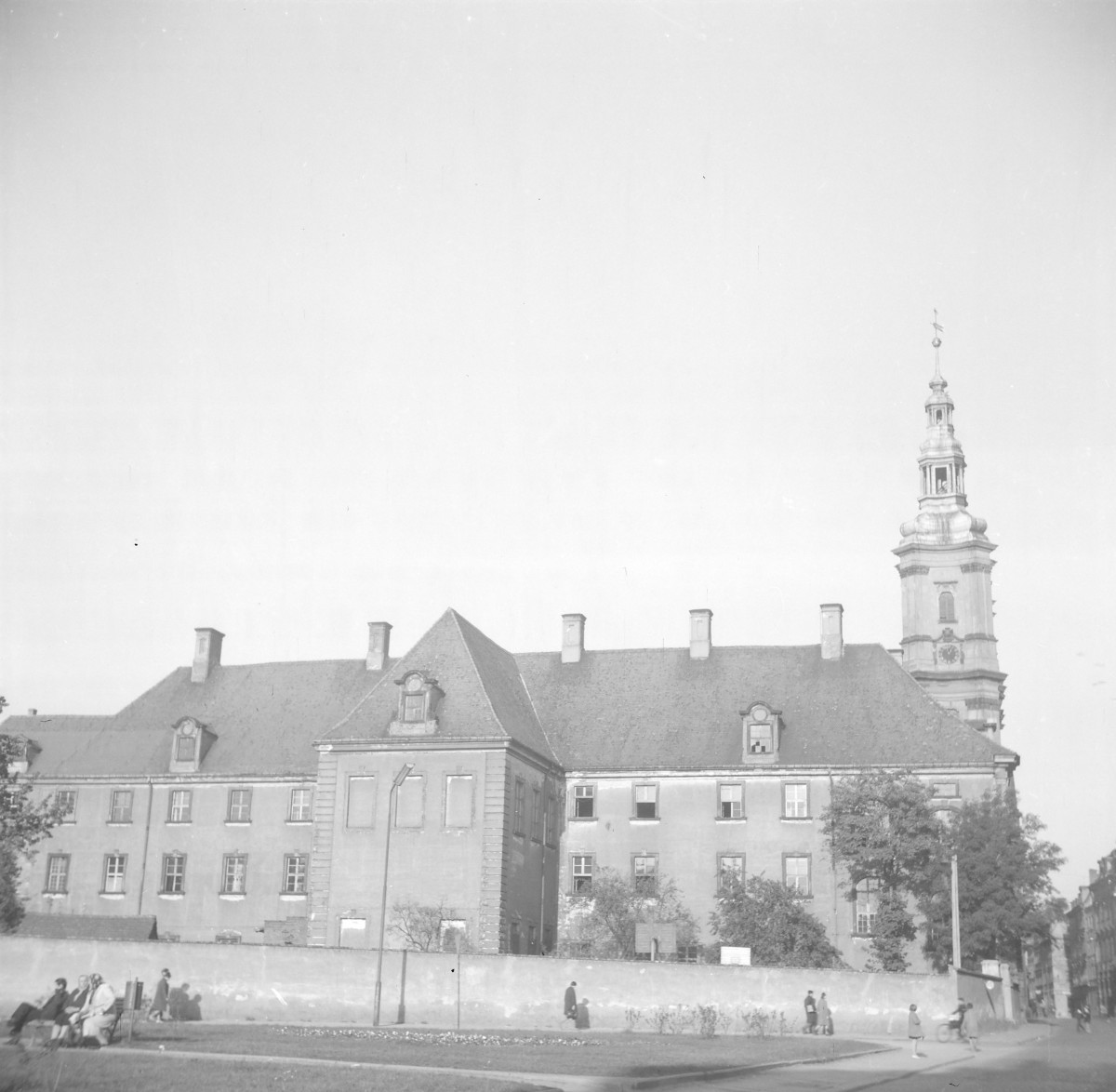 Kościół św. Jana oraz klasztor franciszkanów. Widok ogólny. Elewacja klasztoru oraz widoczne wieże kościelne., skan 1