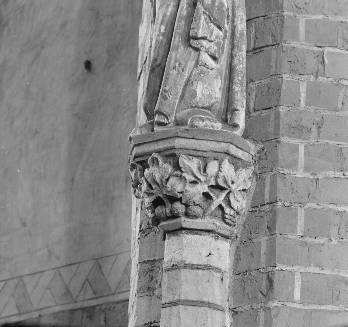 kościół pw. Wniebowzięcia Najświętszej Maryi Panny - wnętrze - konsola pod figurą apostoła, skan 1