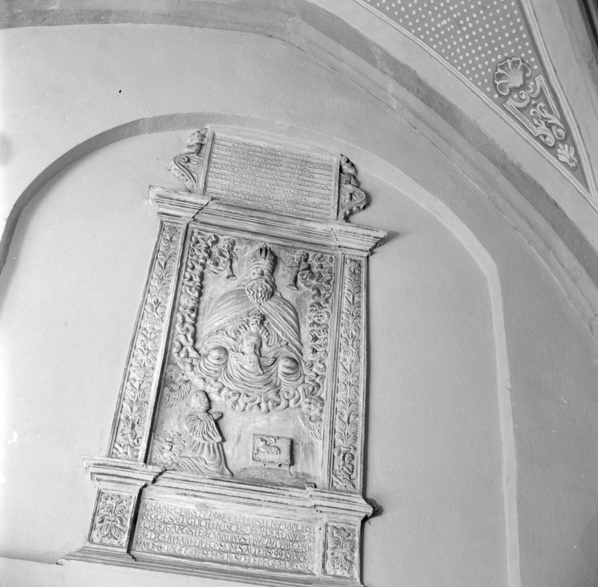 katedra św. Stanisława i św. Wacława - wnętrze, epitafium w prawej nawie, skan 1