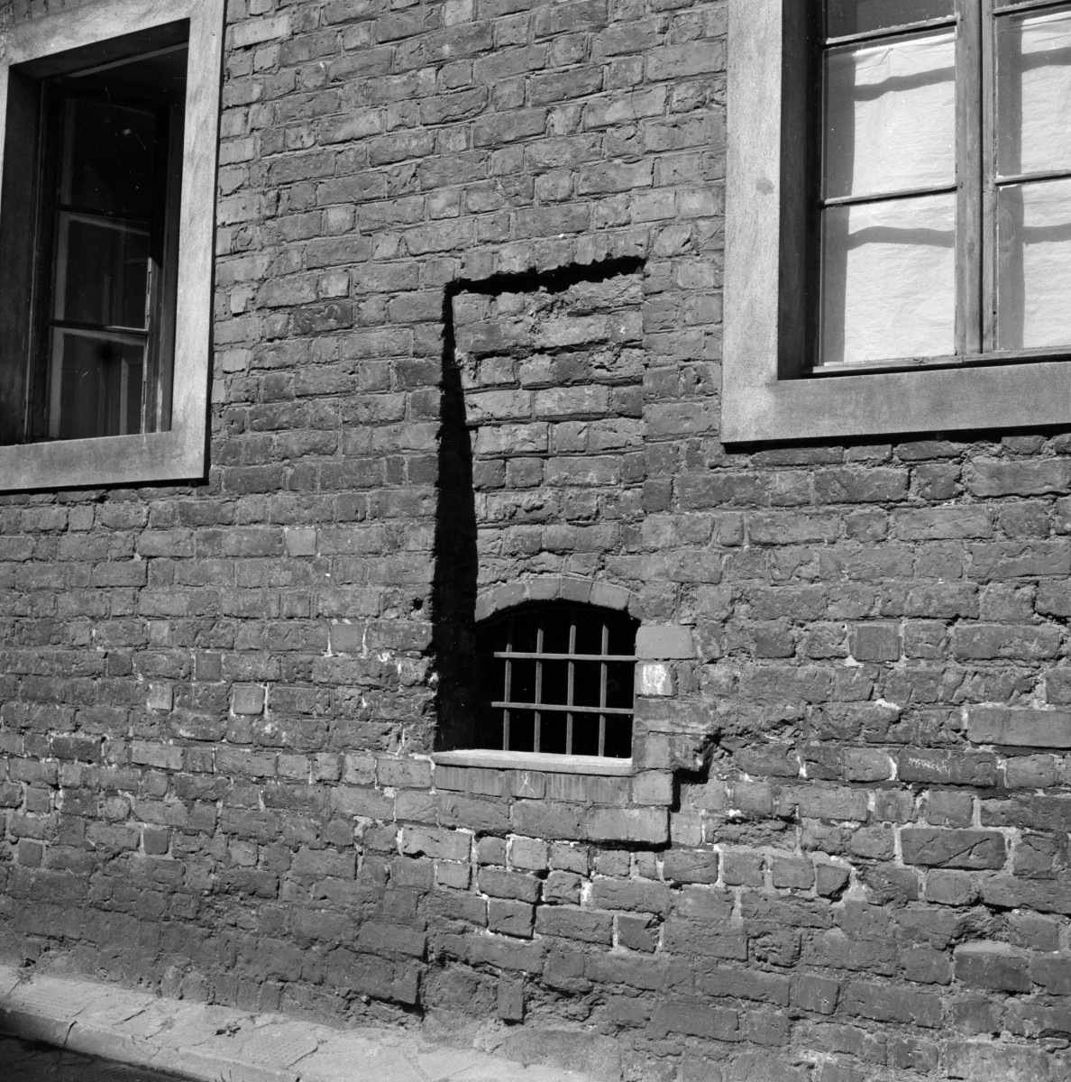 dom parafialny przy kościele św. Mikołaja - elewacja, okno, skan 1