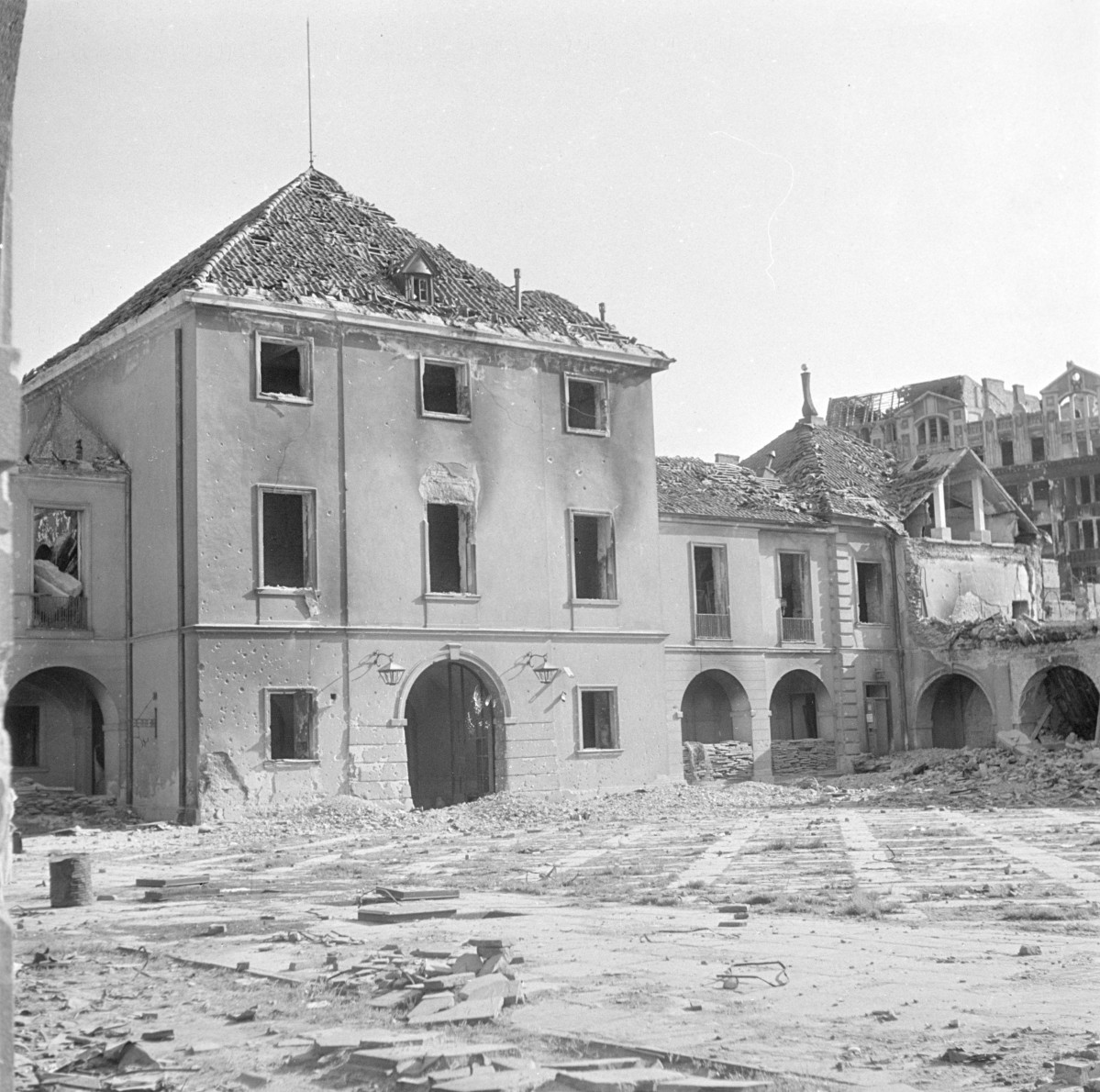 Arsenał - Archiwum Miejskie - budynek bramny. Zniszczenia., skan 1