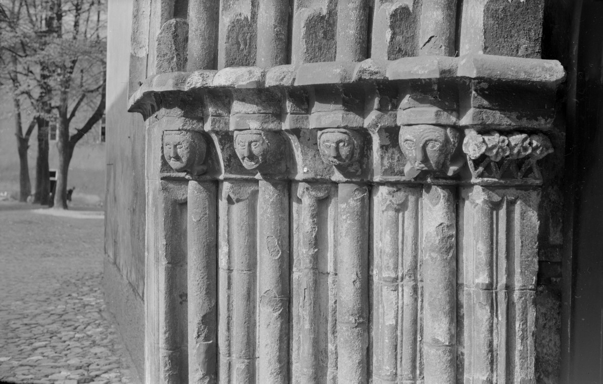 kościół Św. Wawrczyńca - portla główny, fragment ościerzy, skan 1