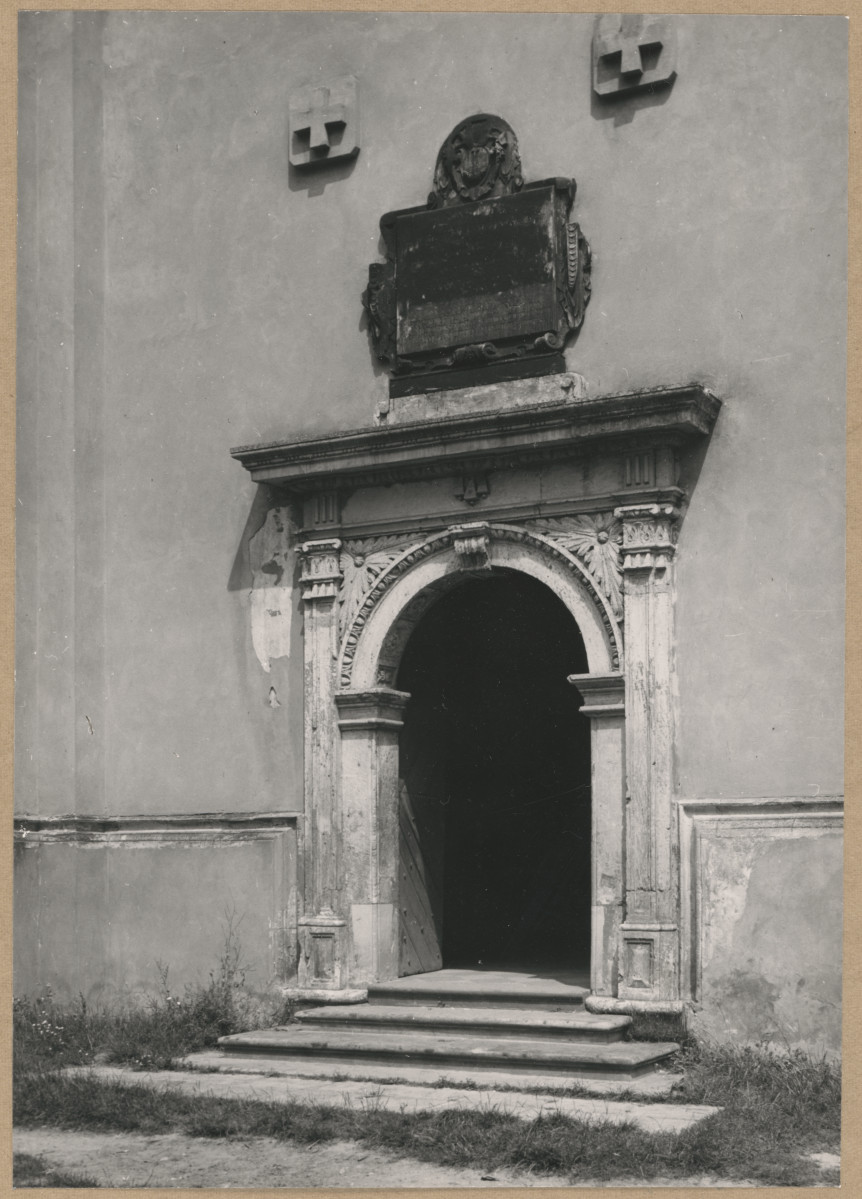 Kościół parafialny - widok na portal główny, skan 1