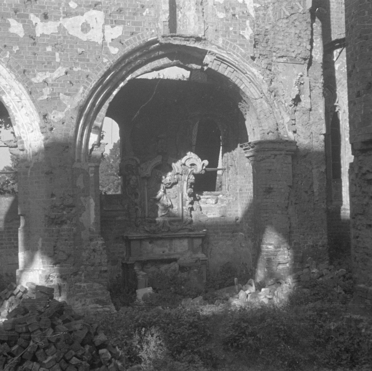 katedra - zniszczenia, ołtarz, skan 1