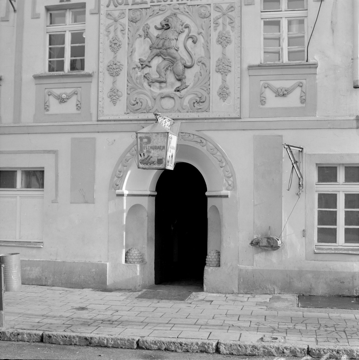 Kamienica hotel "Pod Złotym Lwem" - elewacja frontowa barokowo-klasycystyczna. Portal., skan 1