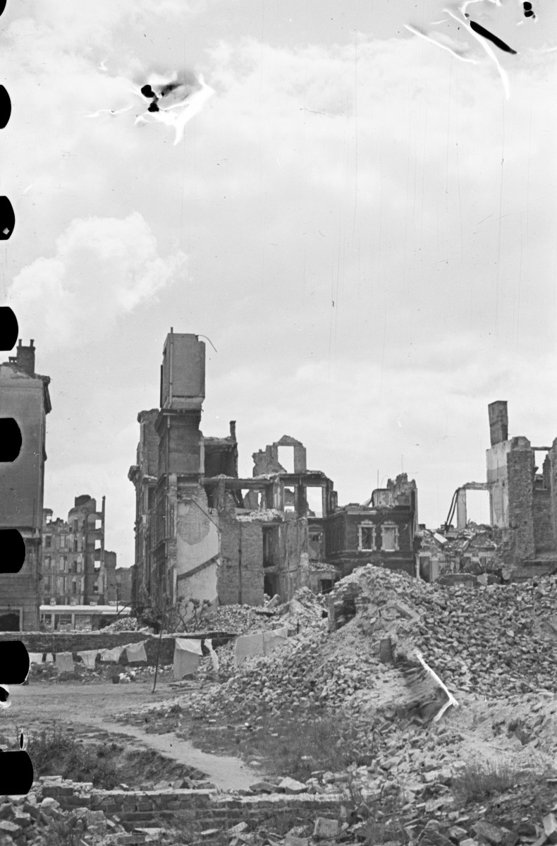 Zrujnowana zabudowa miejska. Kamienice i ich zgliszcza., skan 1