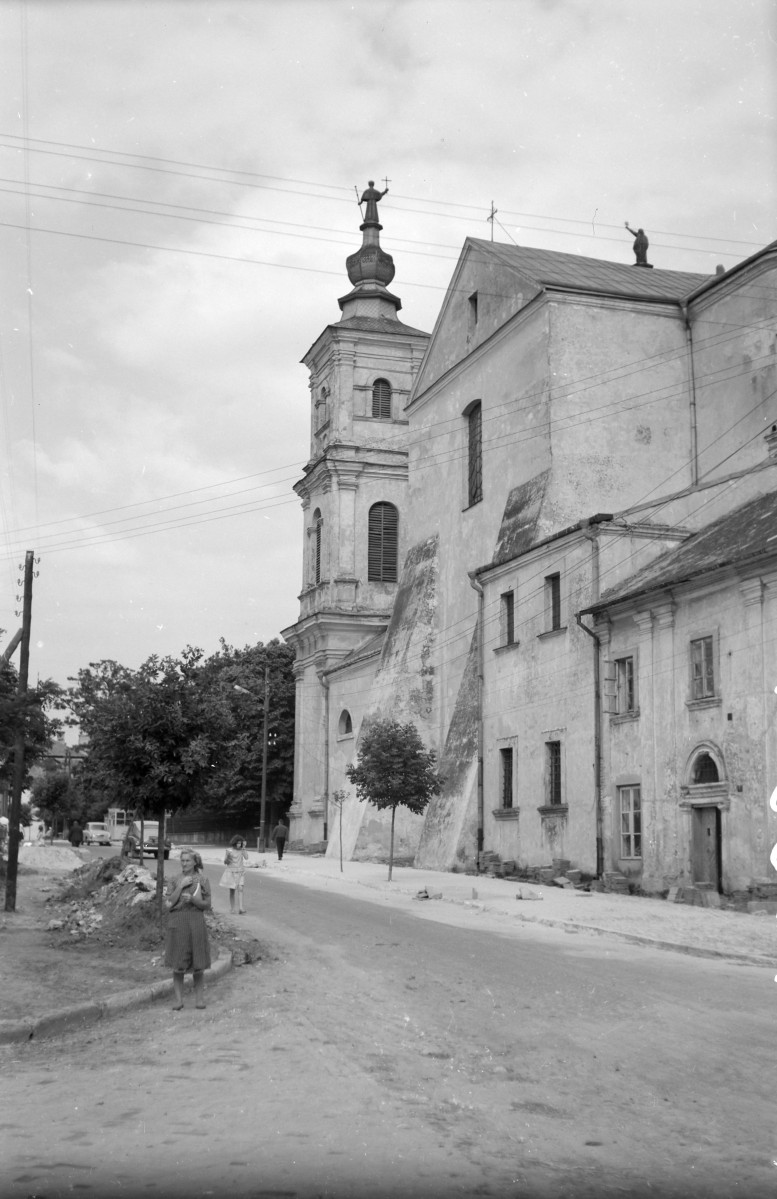 Kościół św. Franciszka Ksawerego - fragment elewacji, widoczne przypory i fragment wieży w fasadzie., skan 1