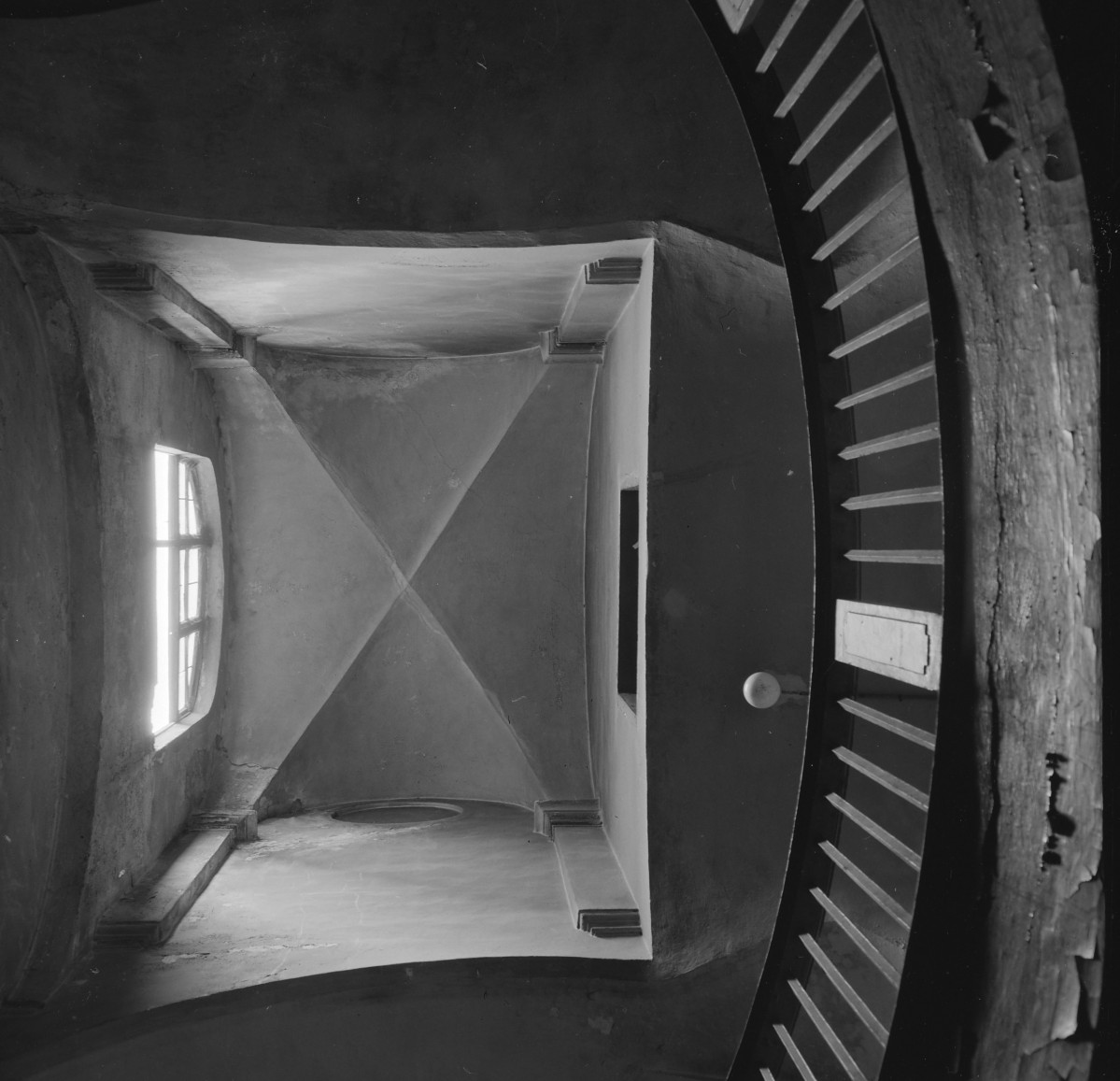 rynek miasta - kamienica - wnętrze - sklepienie klatki schodowej, skan 1