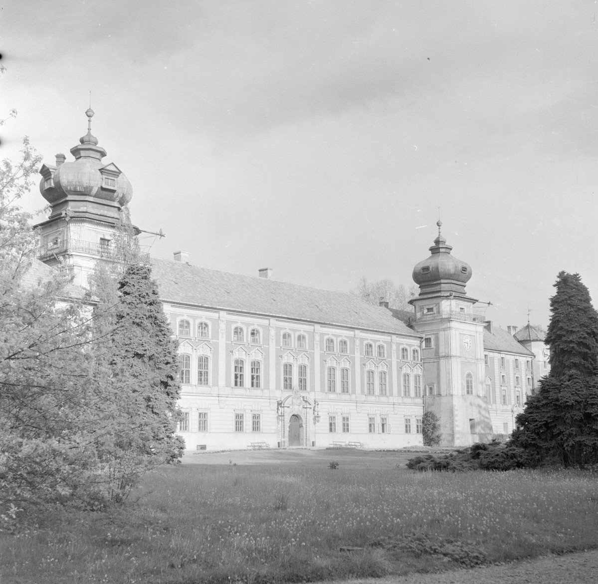pałac - elewacja frontowa, skan 1