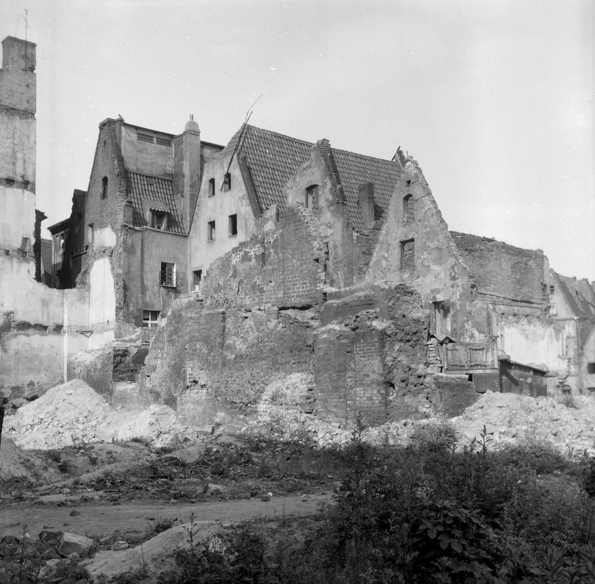 Zniszczone kamienice. Widok ogólny., skan 1