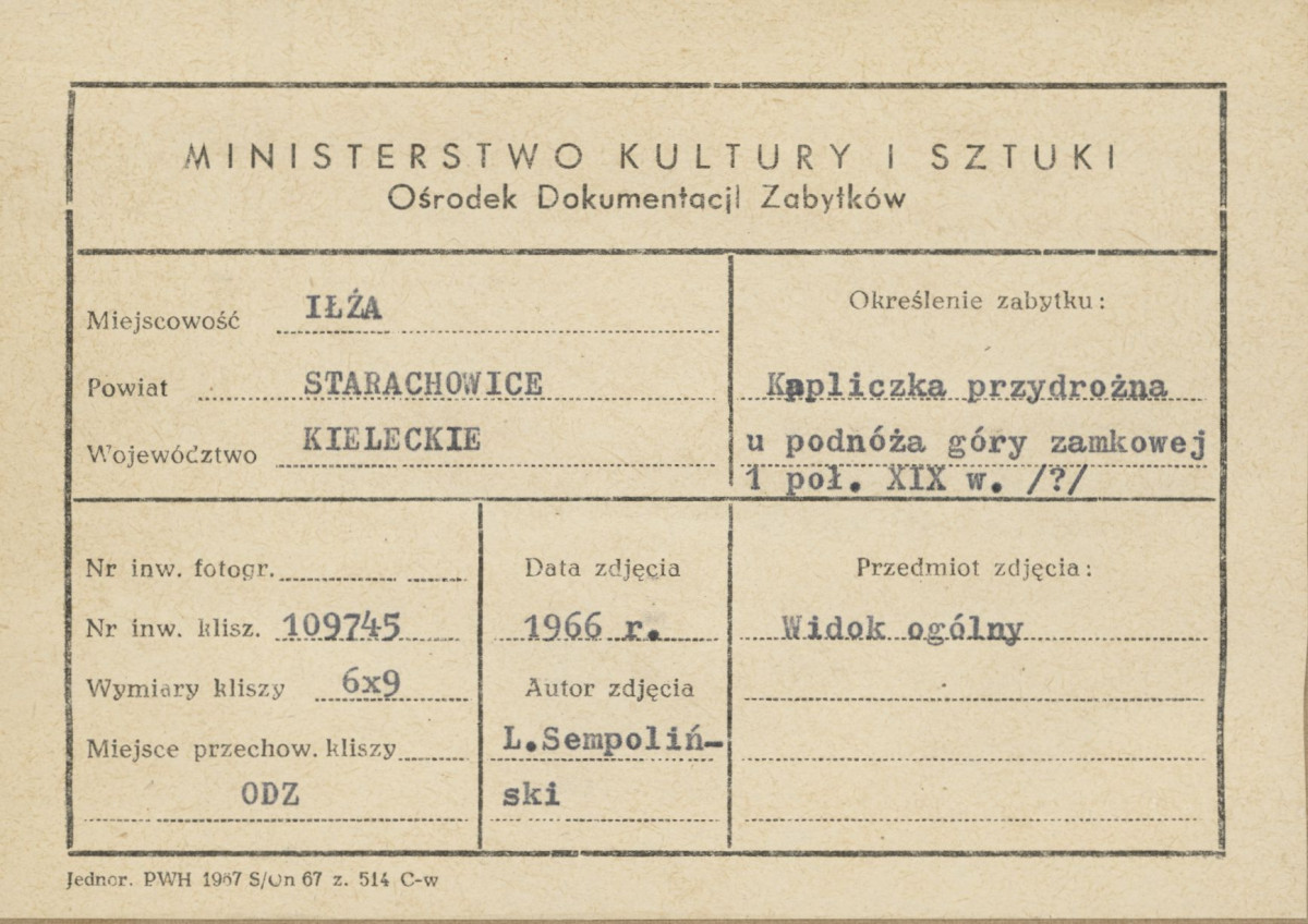 Kapliczka przydrożna u podnóża góry zamkowej - widok ogólny - metryczka, skan 1