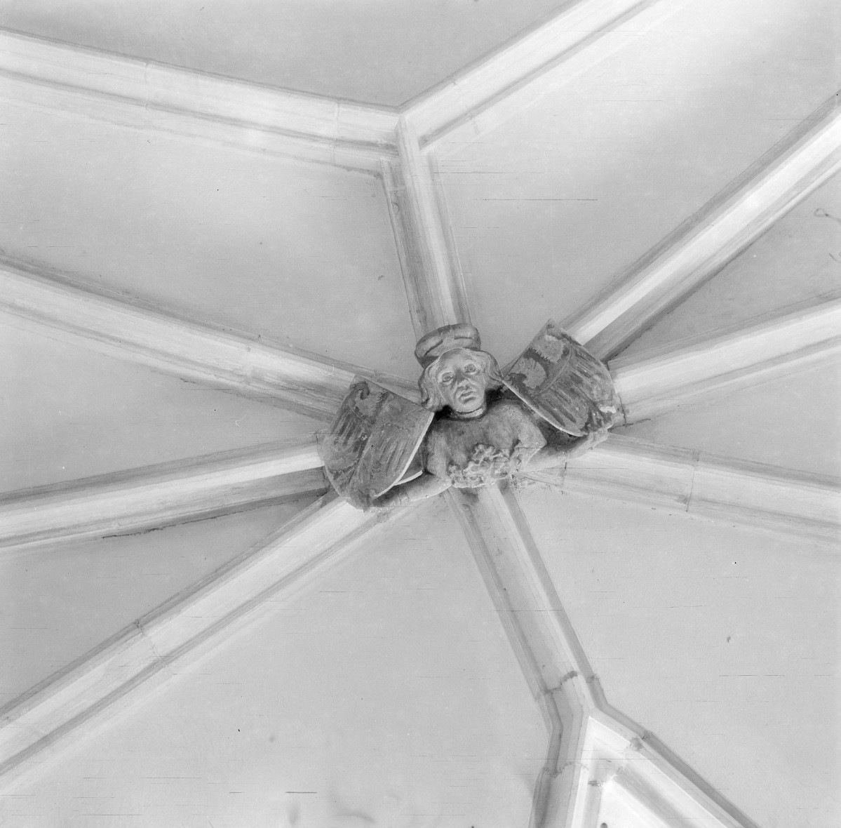 Kolegiata Świętego Krzyża i św. Bartłomieja - wnętrze kruchty. Sklepienie gwiaździste ze zwornikiem., skan 1