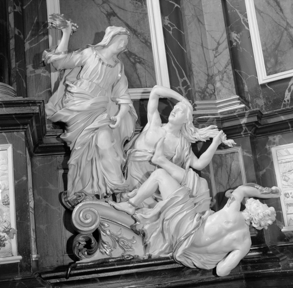 katedra św. Stanisława i św. Wacława - wnętrze, kaplica św. Ignacego, grupa rzeźb, skan 1