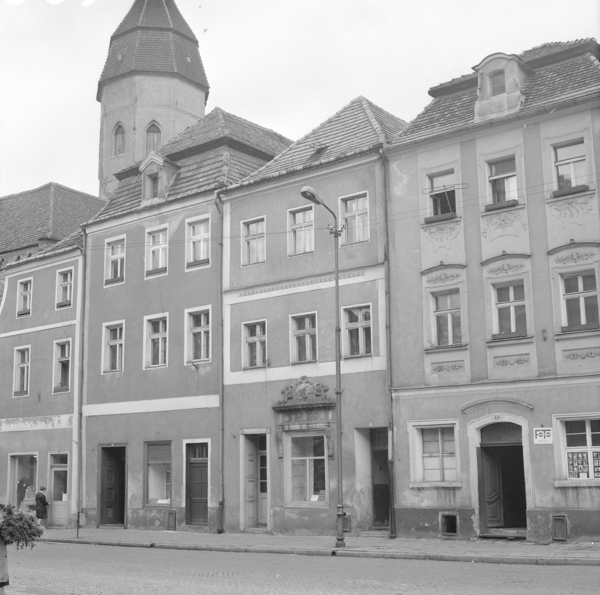 Pierzeja - kamienice. Elewacje frontowe, widoczna wieża kościelna spoza kamienic., skan 1