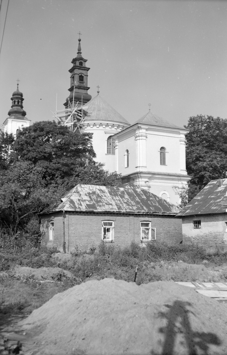 kościół, ob. parafialny pw. Przemienienia Pańskiego - elewacja wschodnia, skan 1