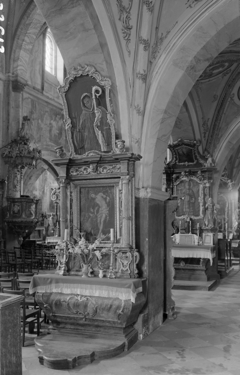 klasztor Cystersów, kościół Św. Floriana - wnętrze, nawa południowa, ołtarze na filarze od nawy głównej, od strony chóru, skan 1