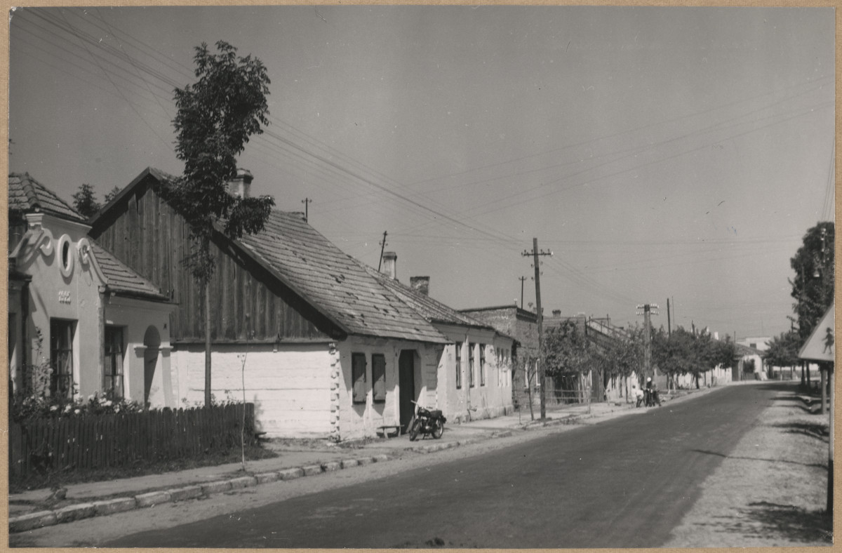 Miasto - widok domów przy ulicy 1 maja, m. in. nr 44, skan 1