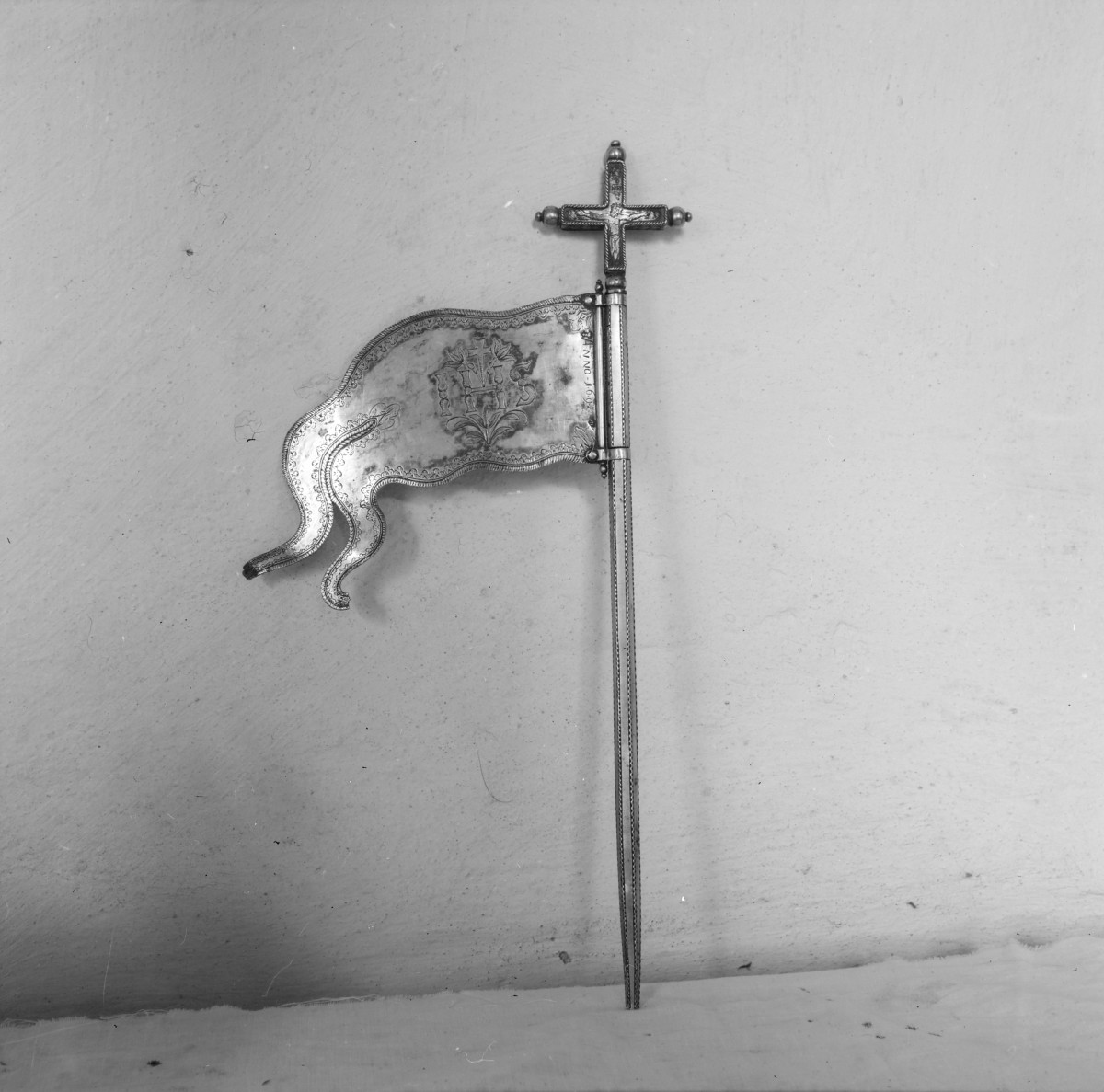 Opactwo Benedyktynek - wnętrze skarbca: choragiewka rezurekcyjna, skan 1