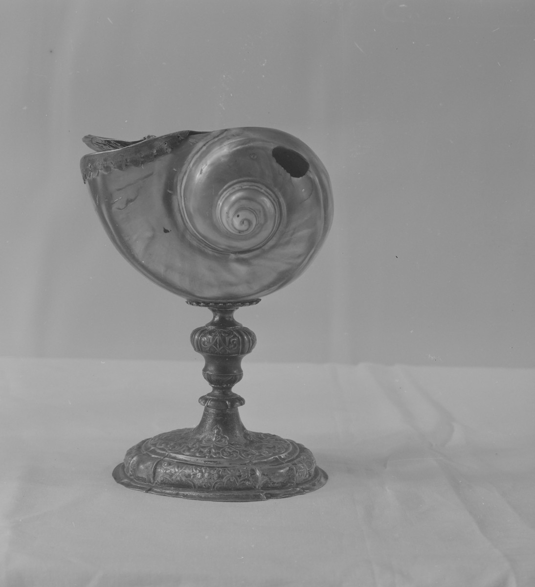 klasztor bożogrobowców - kościół pw. św. Świętych Apostołów Piotra i Pawła - zbiory - łódka na kadzidło z 1730 roku, skan 1