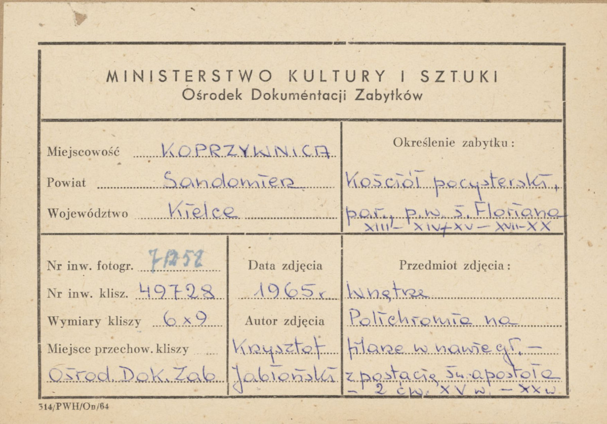 Zespół klasztorny - kościół, wnętrze,  fragment malowidła ściennego na filarze nawy głównej - metryczka, skan 1