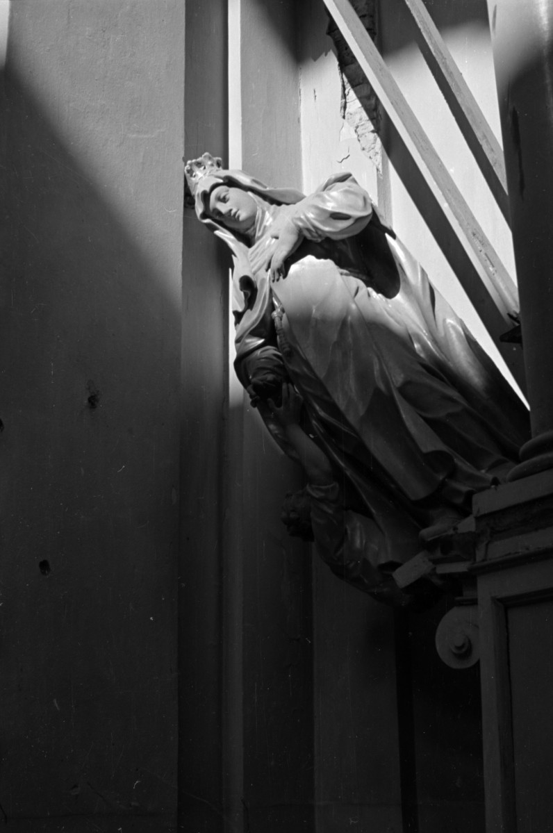 Kościół pw. św. Franciszka Serafickiego. Zniszczone wnętrze. Rzeźba., skan 1