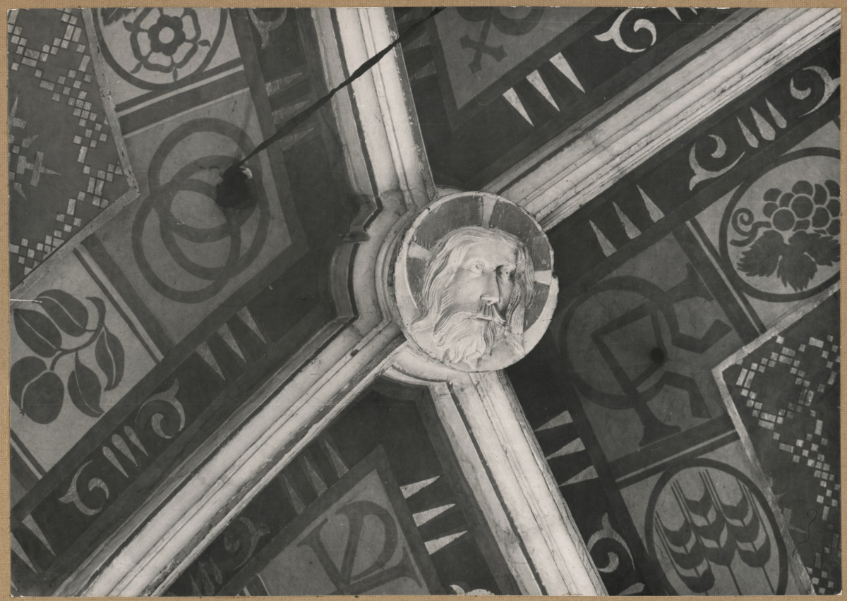  Katedra - wnętrze, widok na zwornik w nawie głównej z głową Chrystusa, skan 1