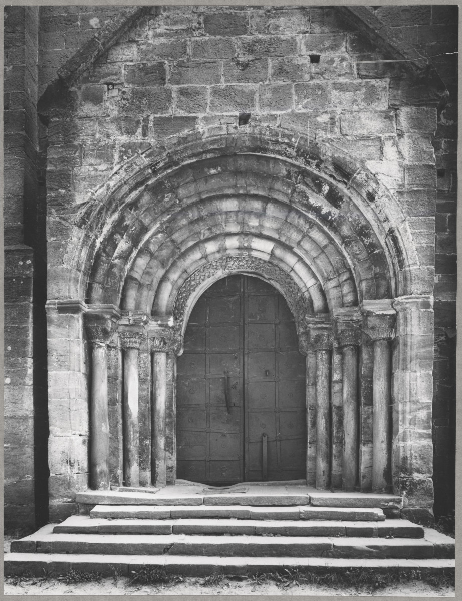 Zespół opactwa cystersów - fragment fasady kościoła, widok na portal , skan 1