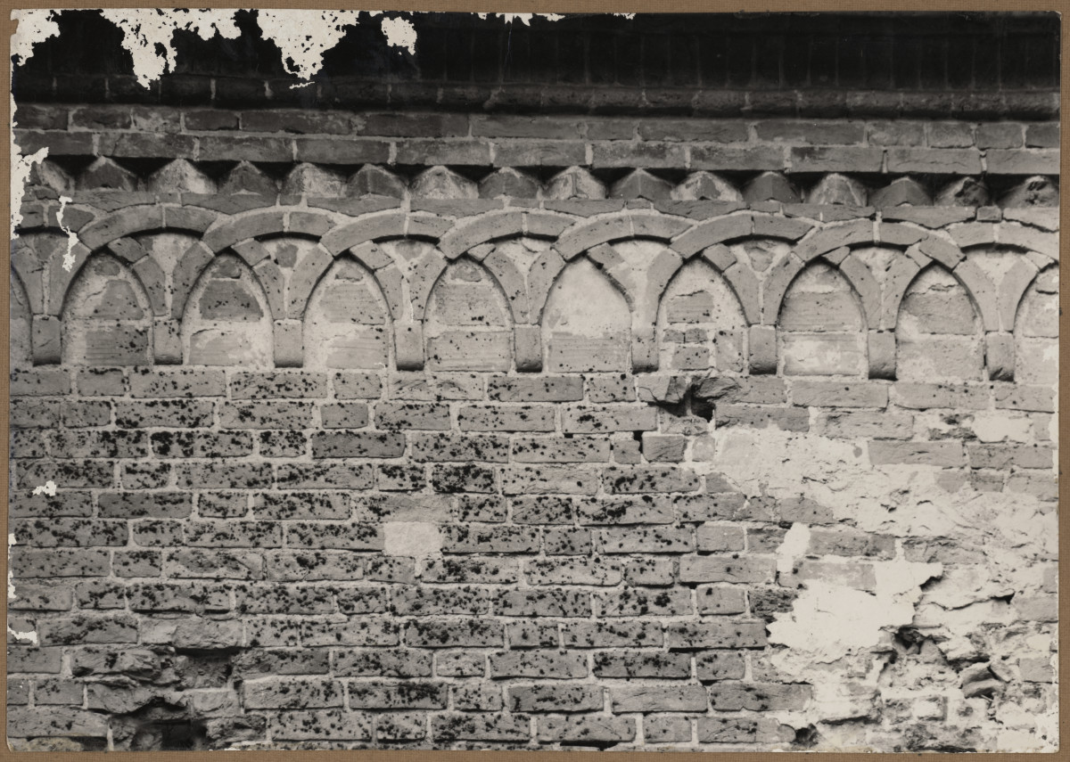  Zespół klasztorny Dominikanów - fragment ceramicznego fryzu na elewacji płn. prezbiterium kościoła , skan 1