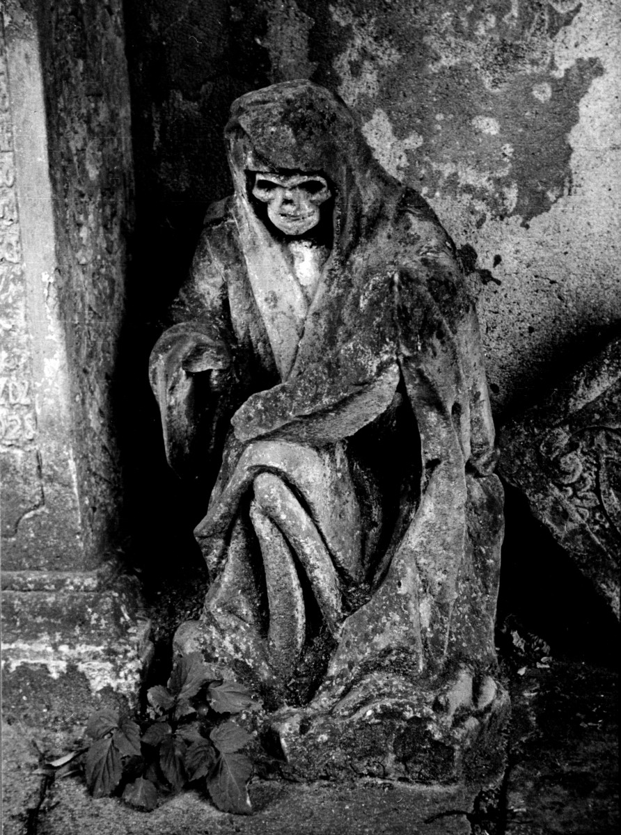 kościół parafialny - cmentarz, fragment nagrobka, skan 1