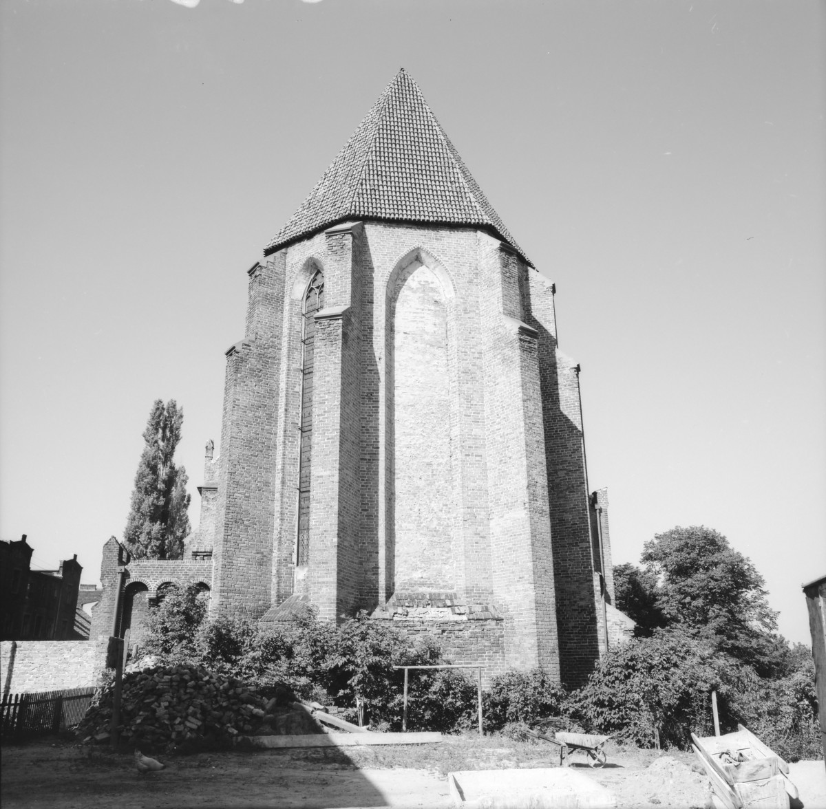 Kościół św. Piotra i św. Pawła - elewacja zach. prezbiterium z przyporami., skan 1