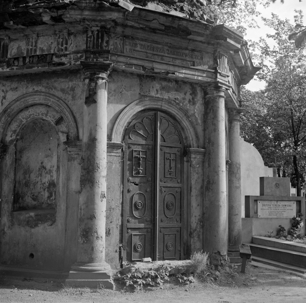 cmentarz miejski - grobowiec Zakrzewskiego, portal, skan 1