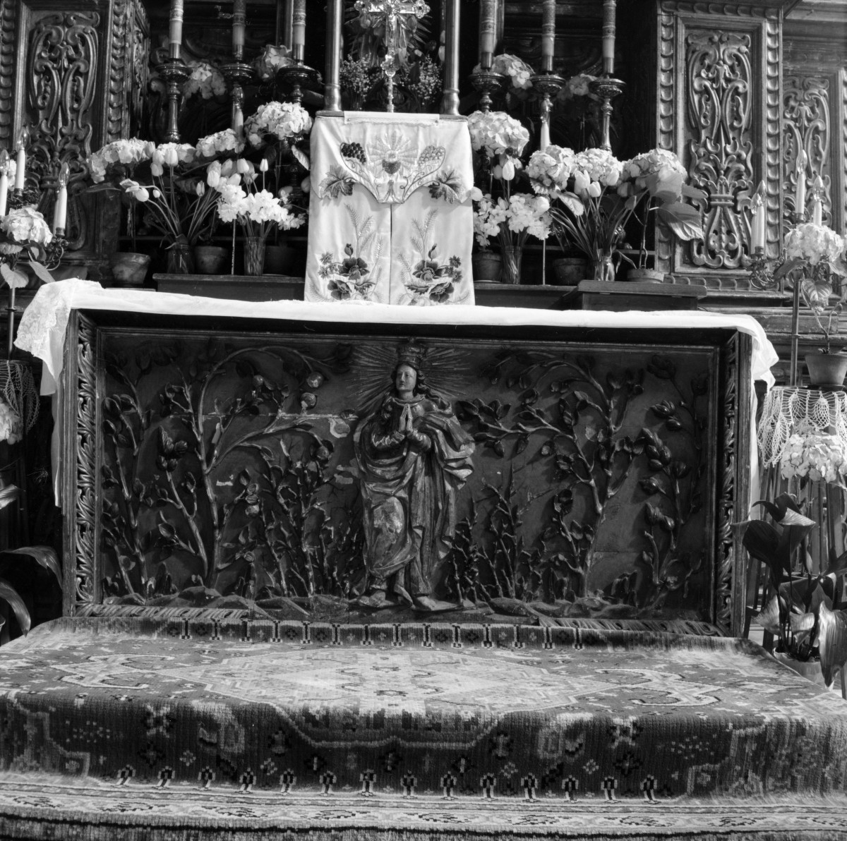 kościół Świętej Trójcy - wnętrze, ołtarz boczny - antepedium, skan 1