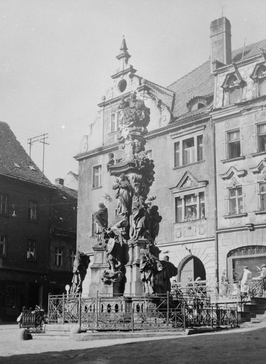 rynek miejski - Pomnik Tójcy Świętej, skan 1