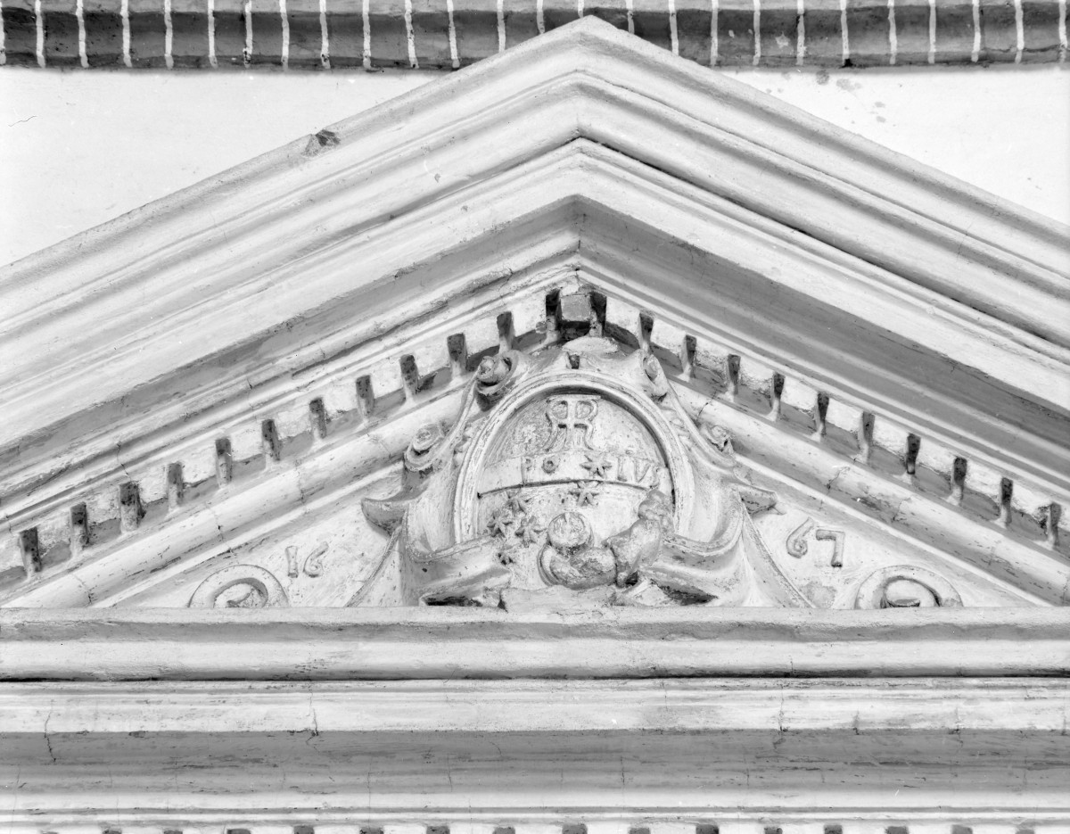 kościół pw. Najświętszej Marii Panny Na Piasku - wnętrze: tympanon portalu do kaplicy, skan 1