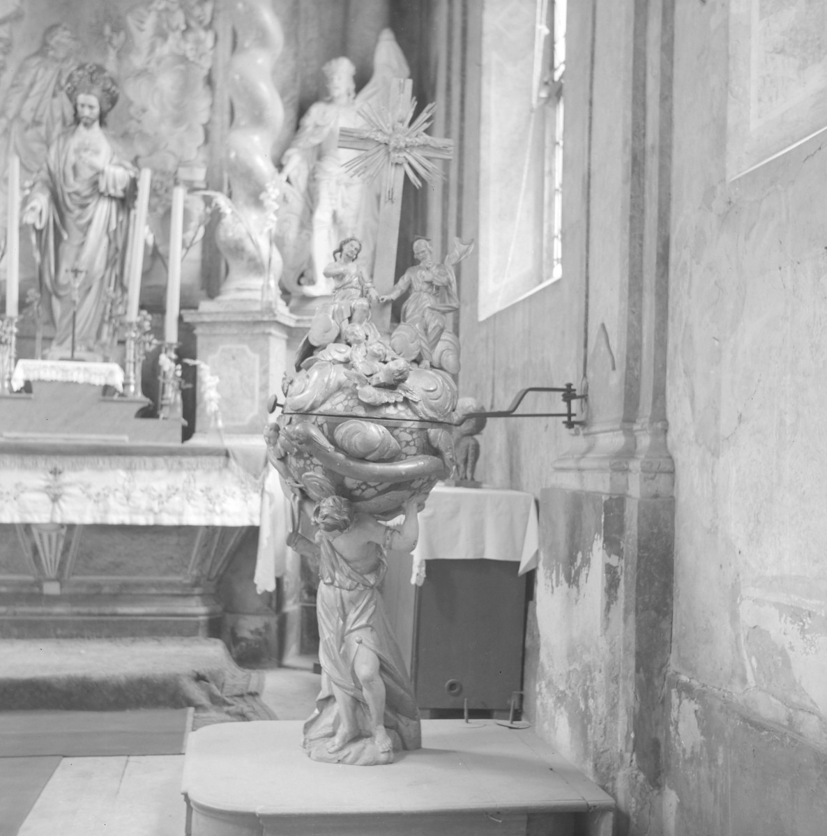 Archikatedra Oliwska - wnetrze: prezbiterium, płd. ramię transeptu - chrzcielnica, skan 1