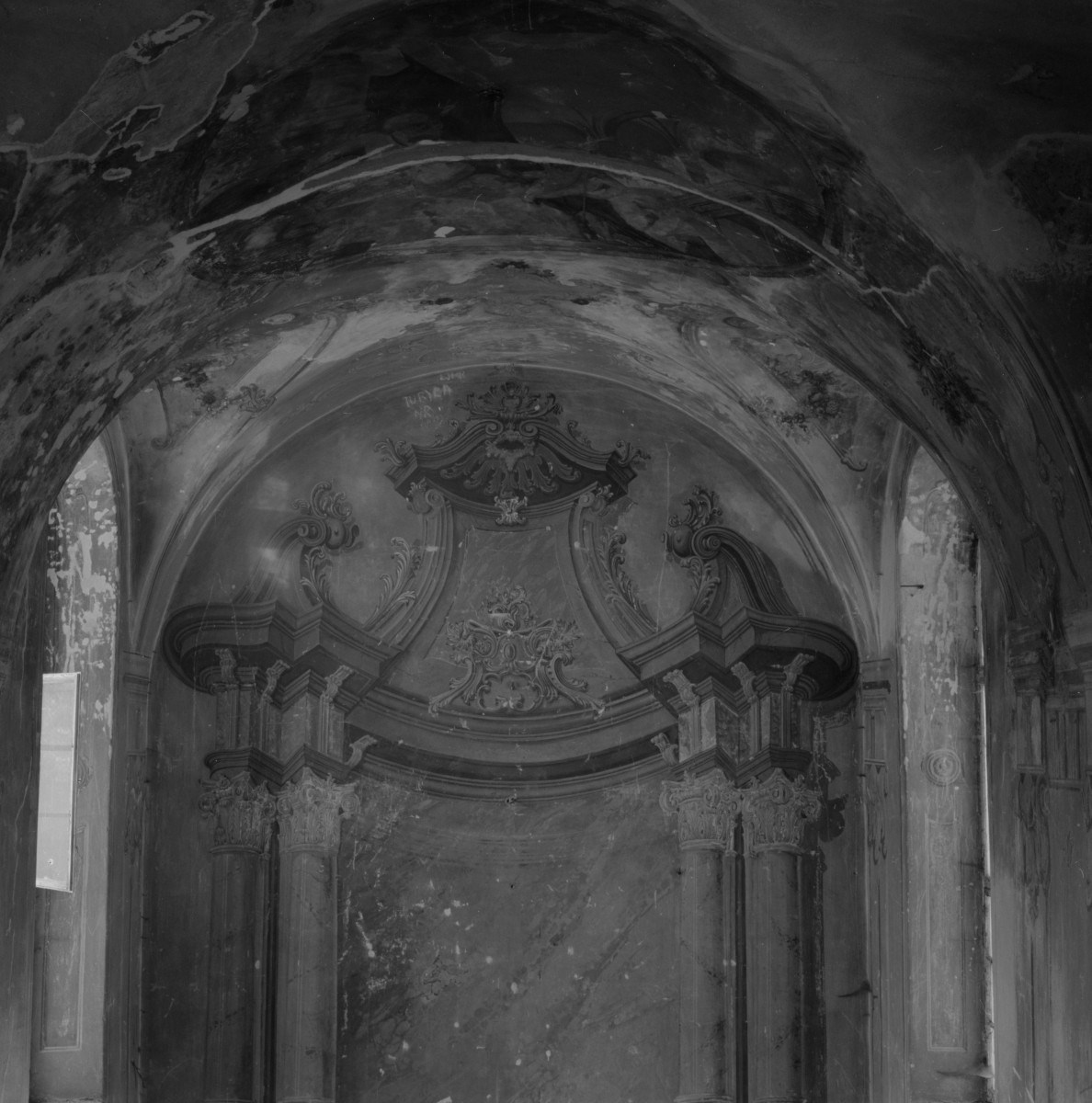 zamek Oppersdorffów - zamek dolny - wnętrze - kaplica - dekoracja malarska - fragment, skan 1