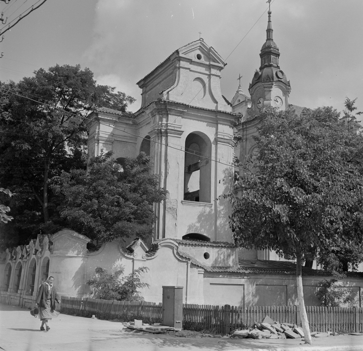 bazylika pw. św. Anny, widok od strony ulicy - dzwonnica, skan 1